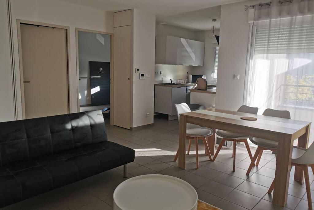 Appartement T2 Accessible Pmr Avec Terrasse Et Garage Onet-le-Chateau Ngoại thất bức ảnh